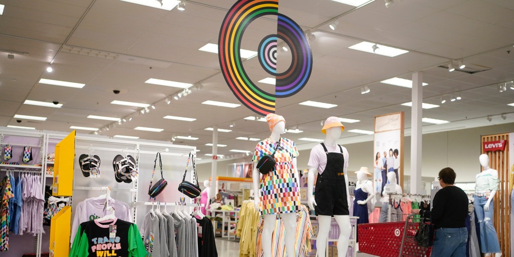 Stati Uniti, Target rimuove oggetti rivolti alla comunità LGBT+ dopo minacce al proprio personale