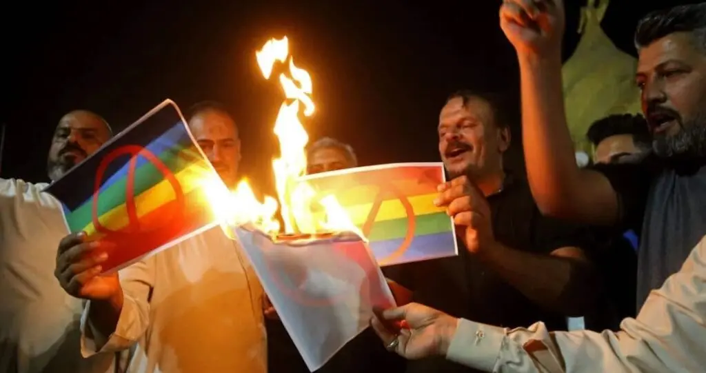 L’Iraq approva una legge contro omosessuali e transgender: 15 anni di carcere